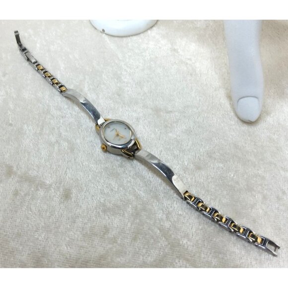 Vintage Womens Timex Indiglo Silver Tone Gold Tone Slim Band P8 Watch - Picture 7 of 8